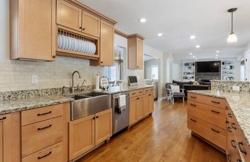 Geneva House | Oasis on Oak |Private In-Ground Pool |Hot Tub |Pergola Seating |1.5 Acre Home |Entertainment Room