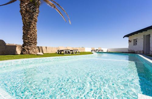 Granadilla de Abona Apartment | Oasis Tenerife Rentals con Piscina climatizada, Cocina exterior y Barbacoa