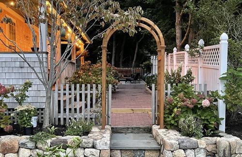 Oak Bluffs Cottage | OB Cozy-Cottage-Glam off Circuit with Great Outdoor living