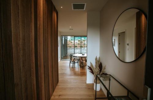 Wanaka House | Obelisk - Sleeps 8 - Modern & Stylish