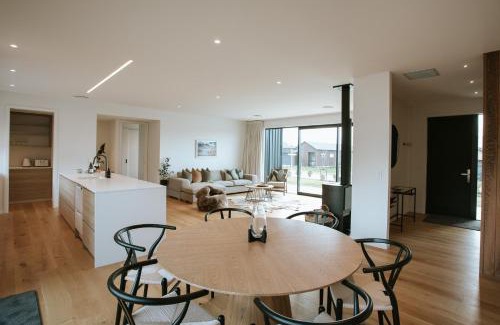 Wanaka House | Obelisk - Sleeps 8 - Modern & Stylish