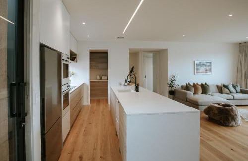 Wanaka House | Obelisk - Sleeps 8 - Modern & Stylish