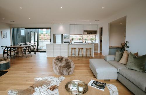 Wanaka House | Obelisk - Sleeps 8 - Modern & Stylish