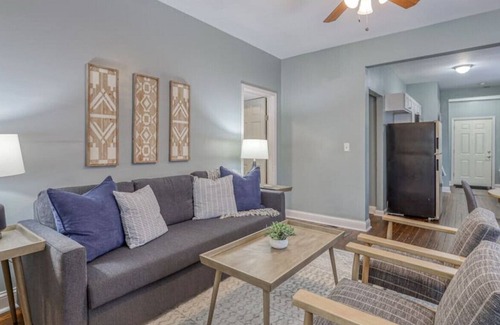 Southmoreland Apartment | Obliging Oak: 2bd/1ba