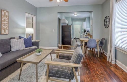 Southmoreland Apartment | Obliging Oak: 2bd/1ba