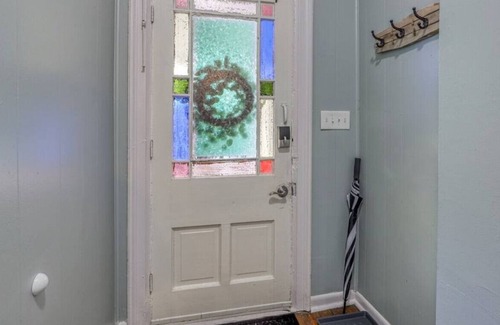 Southmoreland Apartment | Obliging Oak: 2bd/1ba