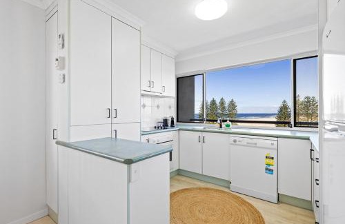 Caloundra Apartment | Ocean and Passage View, Steps to Beach and Cafés