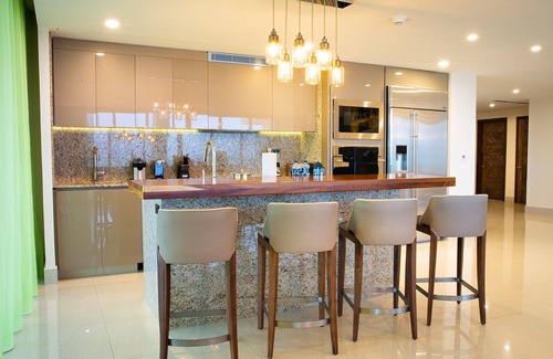 Playa Mujeres Condo | Ocean Bliss: Lavish 3BR Beachfront Residence, Private Jacuzzi & Panoramic Views