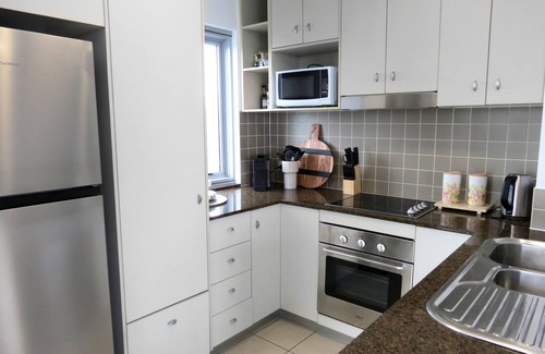 Caloundra Apartment | Ocean Breeze Caloundra – Rooftop Pool, Walk to Beach & Cafés