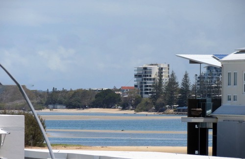 Caloundra Apartment | Ocean Breeze Caloundra – Rooftop Pool, Walk to Beach & Cafés