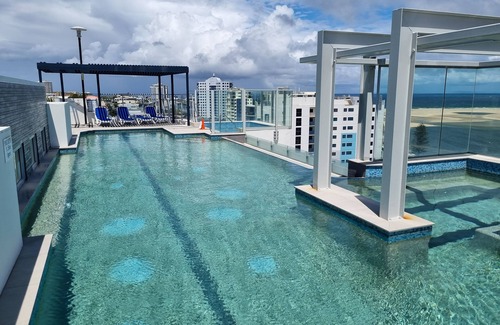 Caloundra Apartment | Ocean Breeze Caloundra – Rooftop Pool, Walk to Beach & Cafés