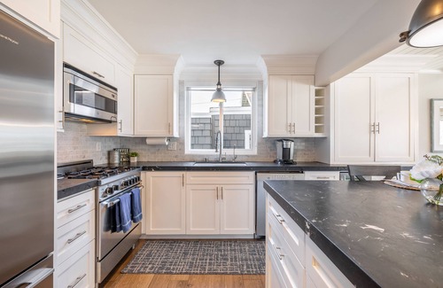 West Newport House | Ocean Breeze I by AvantStay | Steps to the Beach!