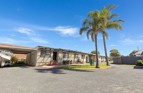 Lakes Entrance House | Ocean Bridge - 300m from the foreshore and the footbridge to 90 Mile Beach