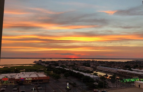 North Ocean City Condo | Ocean City MD Condo- Ocean Front, 2 Bedrooms Plus Den, 2 Full Baths & Sleeps 6