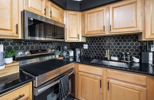 Ocean City Condo | Ocean City Modern 2BR | Walk to Boardwalk | Pool | Parking