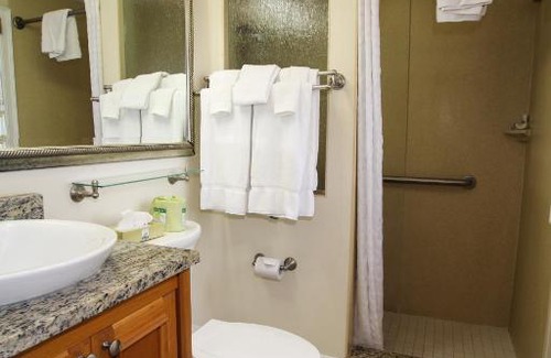 Bass River Hotel | Ocean Club on Smuggler's Beach