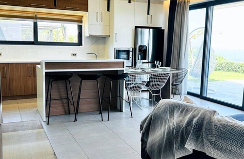 Maleme House | Ocean Crest Villa 10PL 4BD 3BA. 3min to beach