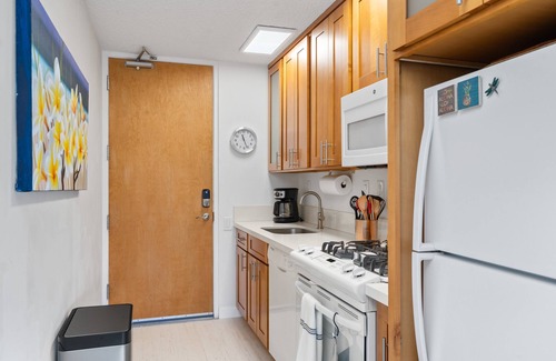 Diamond Head - Kapahulu - St. Louis Condo | Ocean & Diamond Head views from quiet end of Waikiki Beachfront! FREE Parking