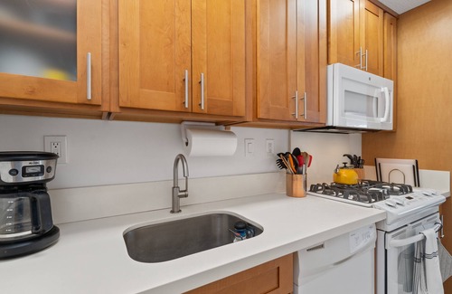 Diamond Head - Kapahulu - St. Louis Condo | Ocean & Diamond Head views from quiet end of Waikiki Beachfront! FREE Parking