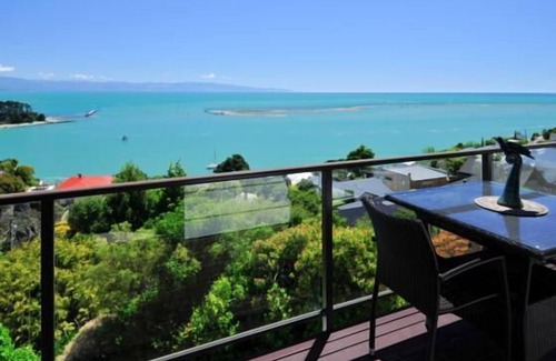Stepneyville House | 'Ocean Dreaming' with Views and Spa Pool