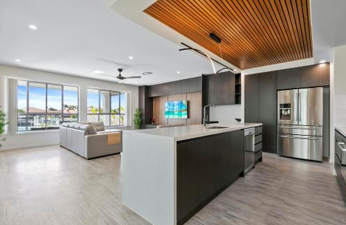 Bongaree House | Ocean Escape - Majestic, Luxurious Canal Home