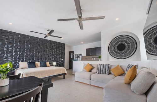 Colonia Meteorologico House | Ocean Front 7BR. See Dolphins + Sunrise From Bed.