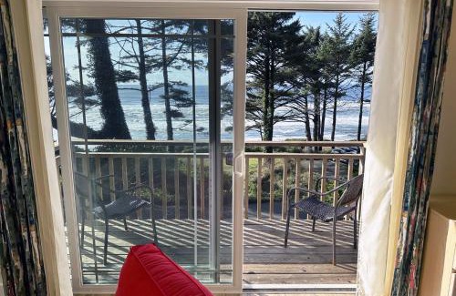 Yachats Apartment | Ocean Front, Agate at Oregon House, Stairs to the Beach!