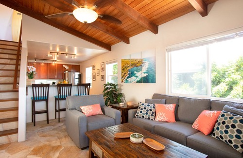 Kahaluu Bay House | Ocean Front Beach House located only steps from the water!