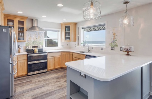 Oregon Coast House | Ocean Front Home! Sleeps 12! Five Bedrooms + Guest Cottage! Hot Tub!