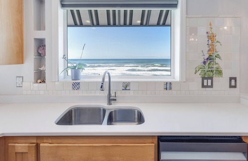 Oregon Coast House | Ocean Front Home! Sleeps 12! Five Bedrooms + Guest Cottage! Hot Tub!