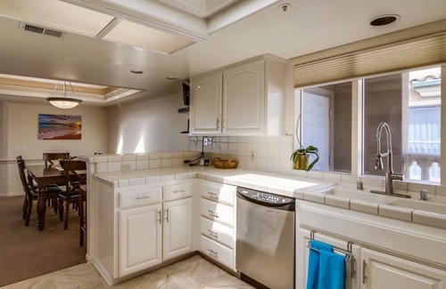 Central Mission Beach House | Ocean Front Luxury Penthouse with PRIVATE Ground Patio and Garages - Sleeps 10+