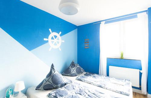 Neudorf-Nord Apartment | - Ocean Haven Deluxe with Coastal Charm - 2-Room Sea-Inspired Apartment 75 qm - Central Location - Elegant Nautical Design - Renovated in 2024 with TV & Netflix - Full Kitchen & Free Parking - Near Metro & Airport - King Beds -
