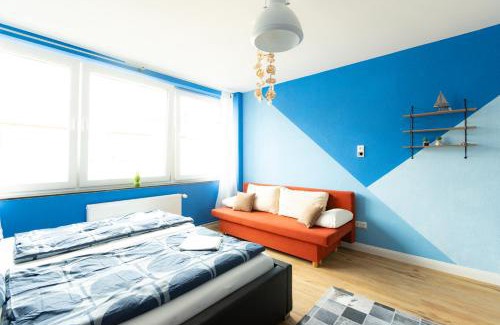 Neudorf-Nord Apartment | - Ocean Haven Deluxe with Coastal Charm - 2-Room Sea-Inspired Apartment 75 qm - Central Location - Elegant Nautical Design - Renovated in 2024 with TV & Netflix - Full Kitchen & Free Parking - Near Metro & Airport - King Beds -