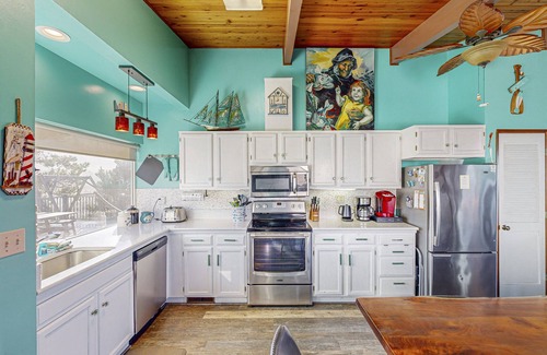 Rockaway Beach House | Ocean & Lake View Home w/Private Hot Tub - 1/2 Block to Beach, Dogs OK