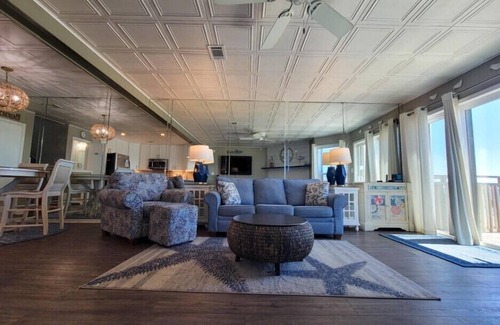 East End Condo | Ocean Mile I-4, Beach Front, Swimming Pool, Free Beach Gear!