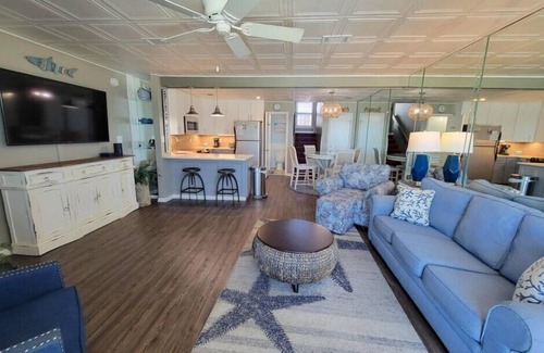 East End Condo | Ocean Mile I-4, Beach Front, Swimming Pool, Free Beach Gear!