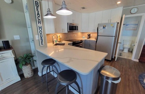 East End Condo | Ocean Mile I-4, Beach Front, Swimming Pool, Free Beach Gear!