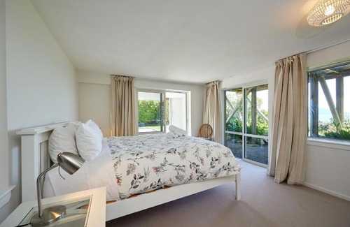 Kaikoura House | Ocean & Mountain Views Spacious Home