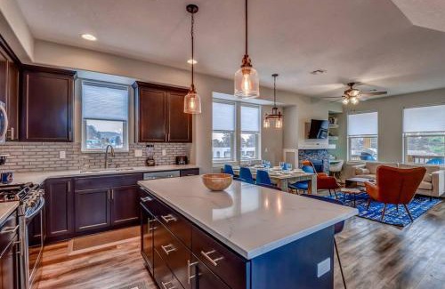 Depoe Bay House | Ocean Overlook 3 Ensuite Bedrooms, Game Lounge, Pet-Friendly & Family Ready