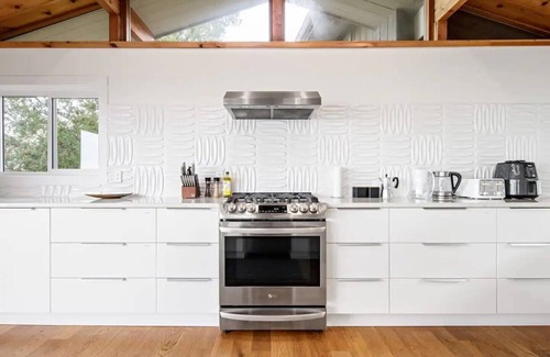 Regional District of Nanaimo House | Ocean's Embrace Suite