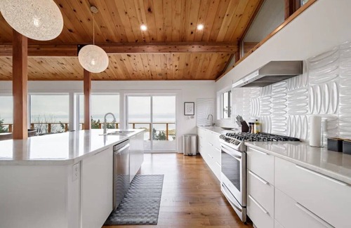 Regional District of Nanaimo House | Ocean's Embrace Suite