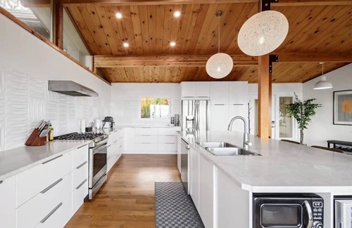 Regional District of Nanaimo House | Ocean's Embrace Suite