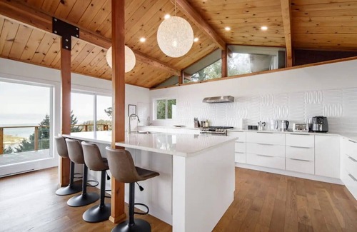 Regional District of Nanaimo House | Ocean's Embrace Suite