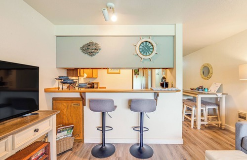 Ocean Shores Condo | Ocean Shores Condo w/Balcony < 1 Mi to Beach!