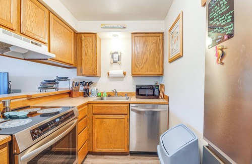 Ocean Shores Condo | Ocean Shores Condo w/Balcony < 1 Mi to Beach!
