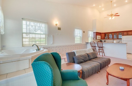 Ocean Shores Condo | Ocean Shores Condo w/Private Tub < 1 Mi to Beach!