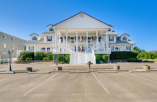 Ocean Shores Apartment | Ocean Shores Condo with Private Tub Less Than 1 Mi to Beach!