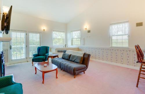Ocean Shores Apartment | Ocean Shores Condo with Private Tub Less Than 1 Mi to Beach!