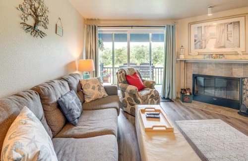 Ocean Shores Apartment | Ocean Shores Condo with Balcony Less Than 1 Mi to Beach!