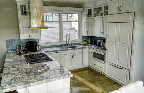 Corona del Mar Condo | Ocean Side of Coast Hwy/Remodeled/Rooftop Deck w/Fire Pit/Short Walk to Beach